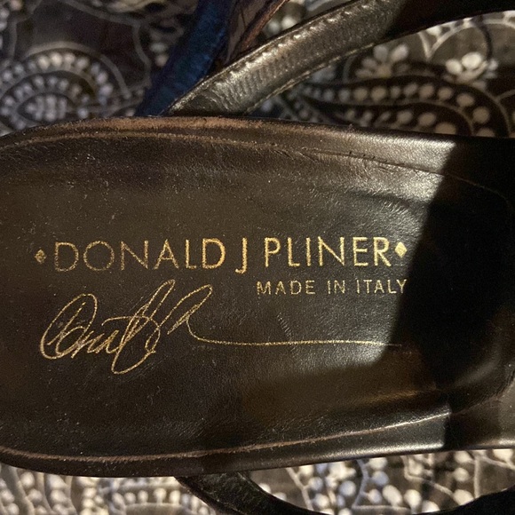 DONALD J PLINER PEGGY LEATHER T-STRAP HEELED SANDAL Sz 8 - Picture 3 of 16